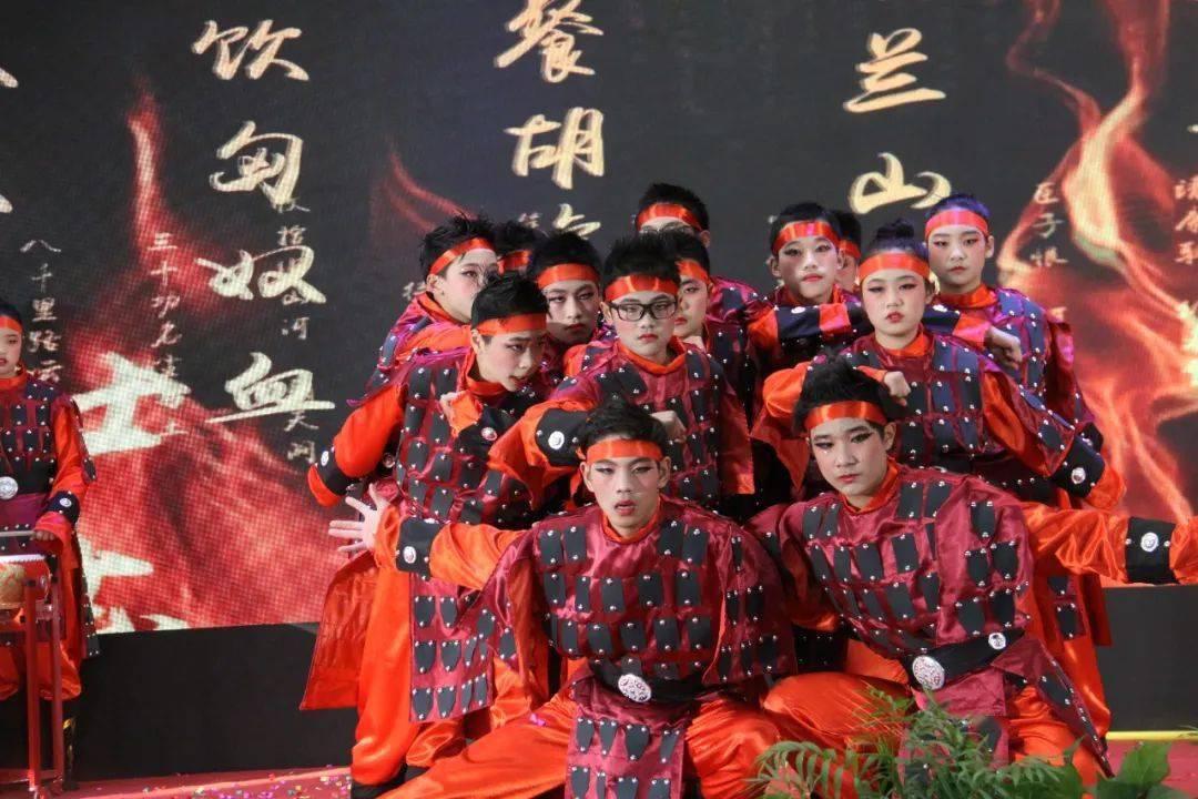 大学生统一购买表演服，演出结束集体退货，你是否认同这种“占便宜”的行为？